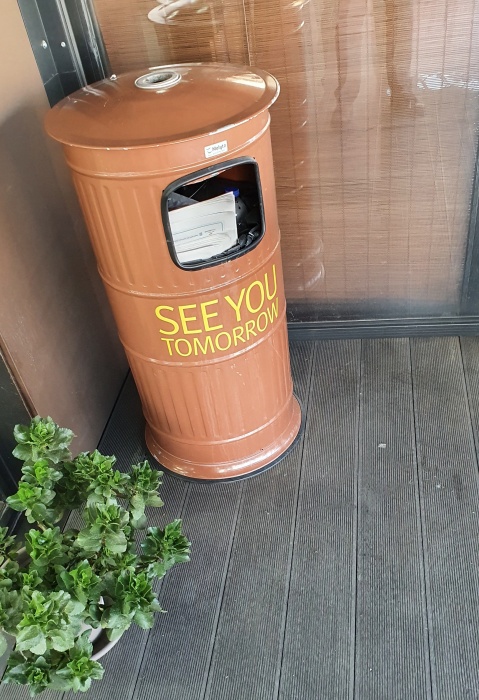 Πέταξαν τον ΔΗΜΟΤΗ στα σκουπίδια: Πόσο πιο χαμηλά θα πέσετε;