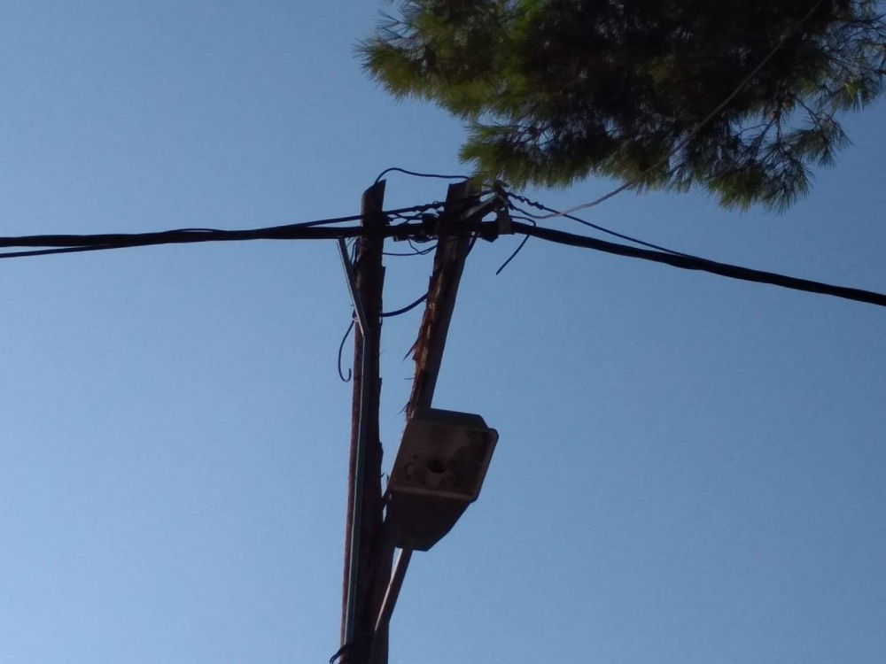 Καταγγελία αναγνώστη για επικίνδυνη κολόνα στη Νέα Μάκρη (βίντεο)