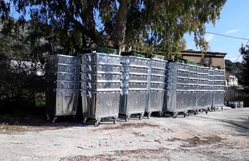 Χαρτοπόλεμος Χατζηγιάννη - Δήμου Μαραθώνος για τους κάδους απορριμμάτων