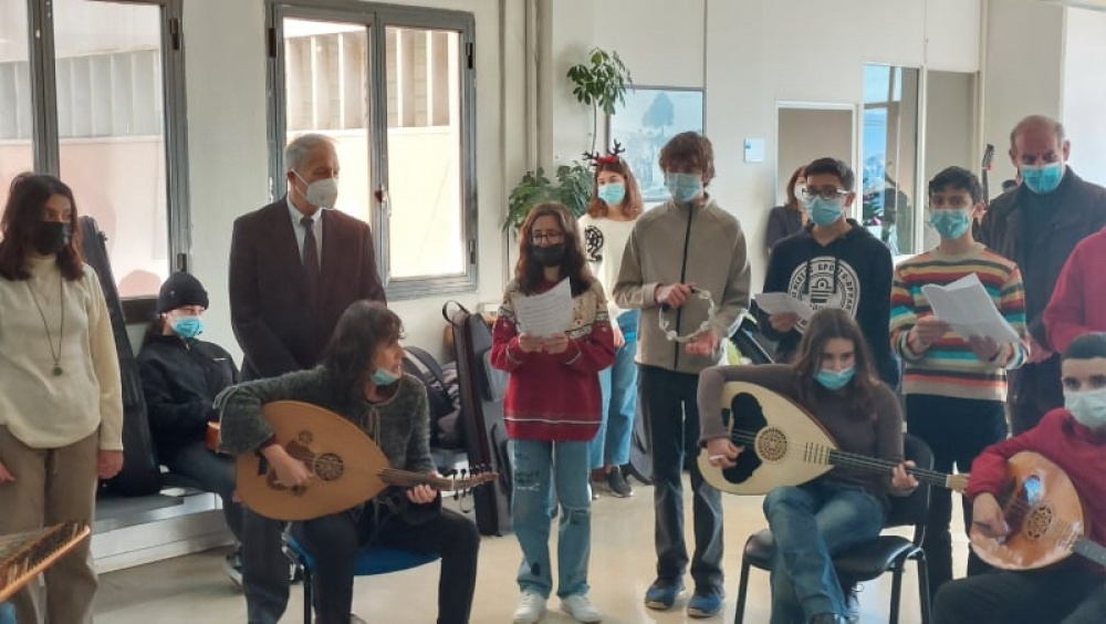 Τα παιδιά του Μουσικού Γυμνασίου Παλλήνης στο γραφείο του Θανάση Αυγερινού