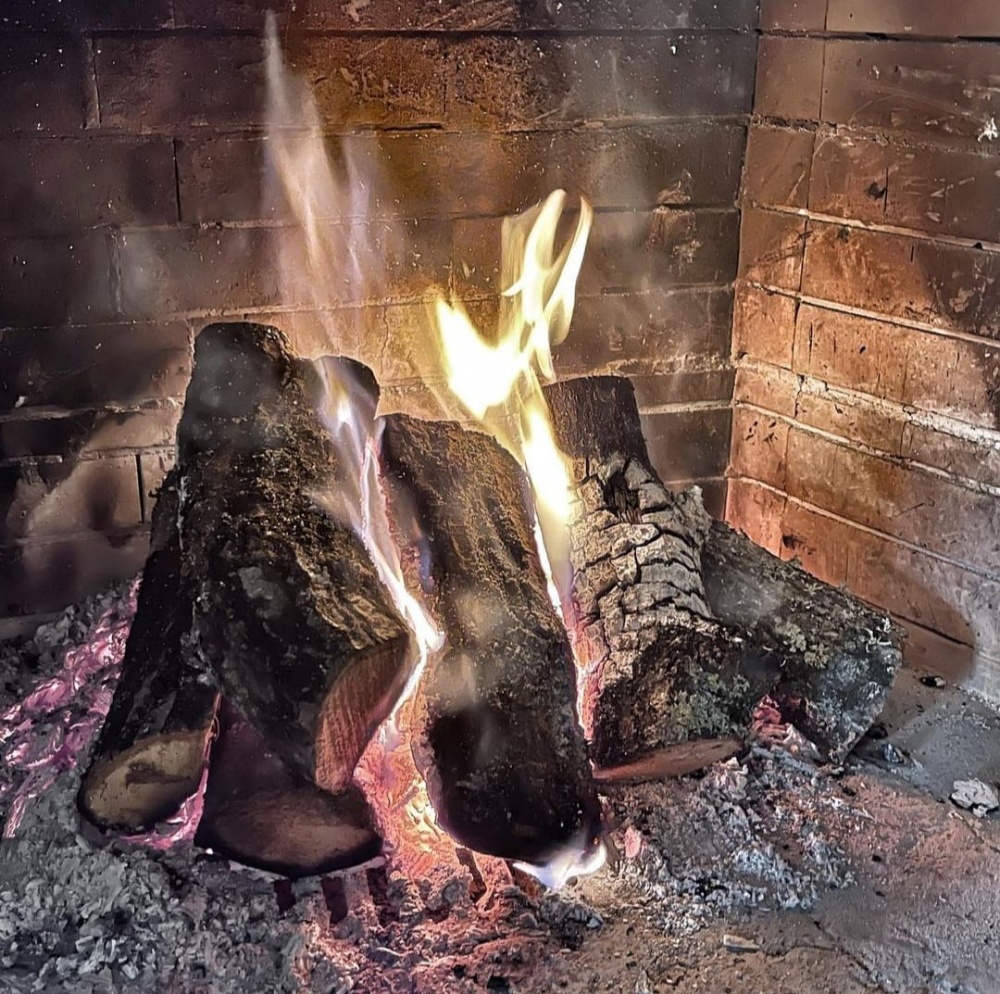 Ο Δήμος Γλυφάδας ανάβει τα τζάκια σε όλα τα σπίτια της πόλης