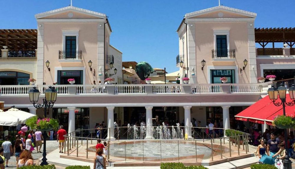 Κοντά στα 100 εκατ. ευρώ πωλείται το μισό McArthurGlen στα Σπάτα