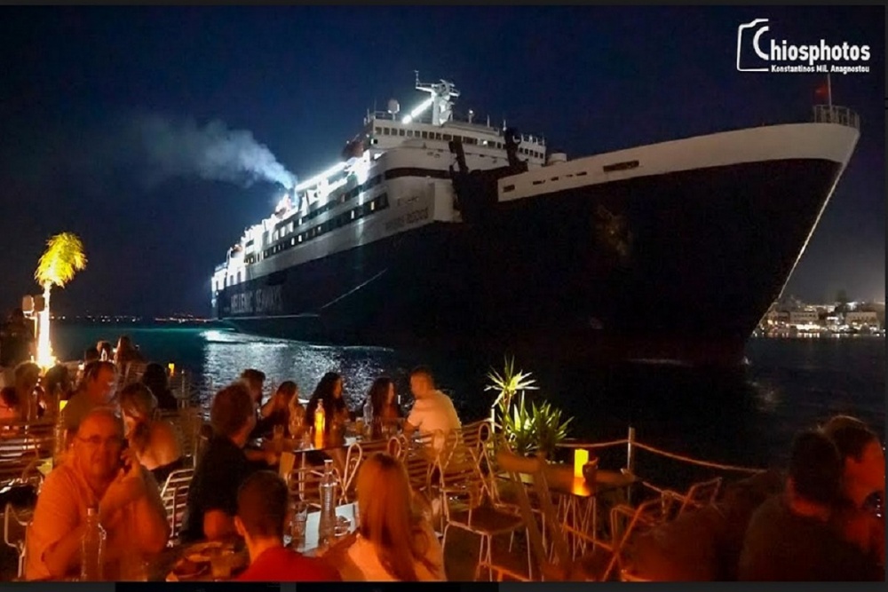 Το μοναδικό μπαρ στην Ελλάδα όπου το πλοίο περνάει μία ανάσα από τους θαμώνες (video)