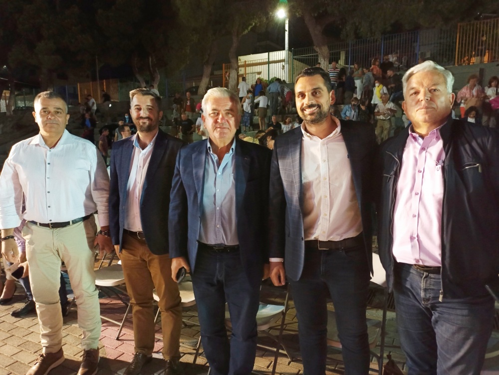 Καραούλης - Σμέρος, μέλη της ΚΠΕ ΠΑΣΟΚ, στην ετήσια χορευτική παράσταση του Λαογραφικού Συλλόγου Κερατέας