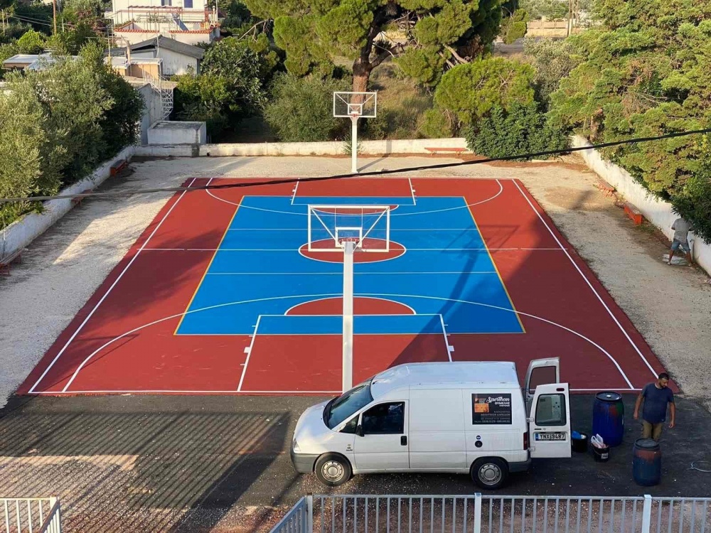 Ολοκληρώνονται οι εργασίες στο γήπεδο μπάσκετ-βόλεϊ του 2ου ΓΕΛ Νέας Μάκρης: Κάλλιο αργά παρά ποτέ…