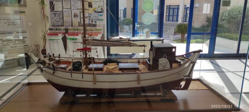 Το ιστορικό καΐκι «Αγία Κυριακή» κοσμεί την είσοδο του Δημαρχείου Ραφήνας