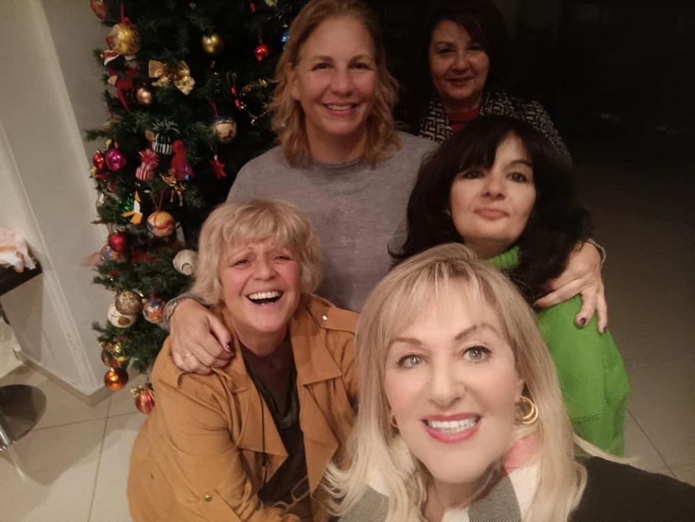 Οι Ιωνίδες μαγειρεύουν φασολάδα... μαζί με τον «άλλο άνθρωπο» στο άναμμα του Χριστουγεννιάτικου δέντρου στο Πικέρμι