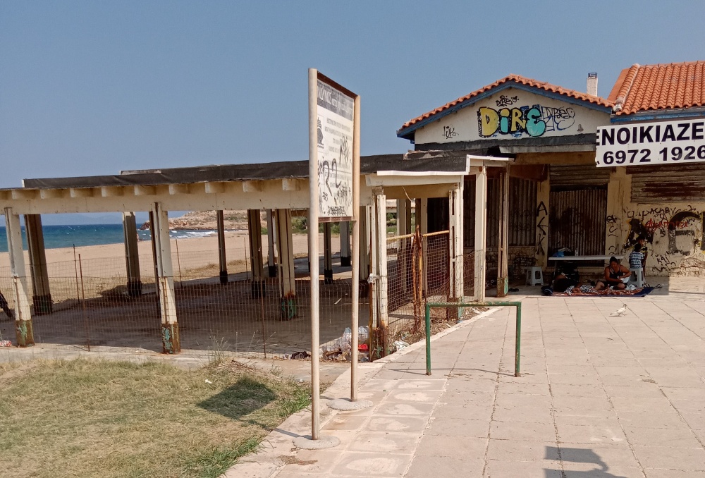 ΝΤΡΟΠΙΑΖΕΙ τη Ραφήνα ο πεζόδρομος πάνω από την παραλία