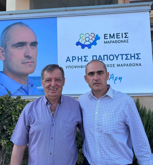 Ο παλαίμαχος διεθνής ποδοσφαιριστής Στέφανος Θεοδωρίδης με τον Συνδυασμό ΕΜΕΙΣ του Άρη Παπουτσή