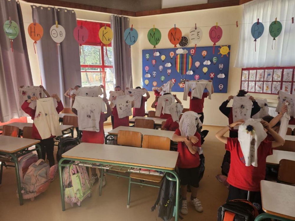 «Μικροί σχεδιαστές μόδας» από τη Λαογραφική Eταιρεία Βαρνάβα 