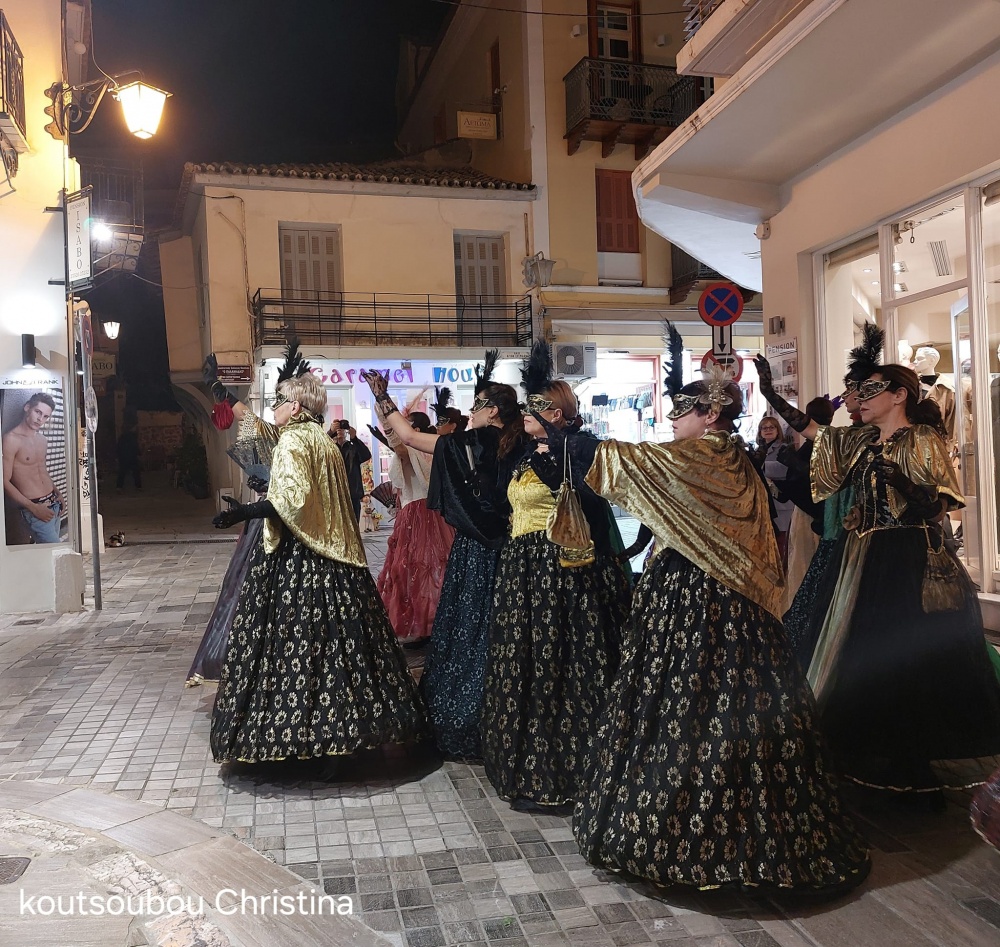 Δήμος Ναυπλιέων: Κυρίες μιας άλλης εποχής συναντούν τα ντόμινο και τον Αρλεκίνο στο Ναύπλιο