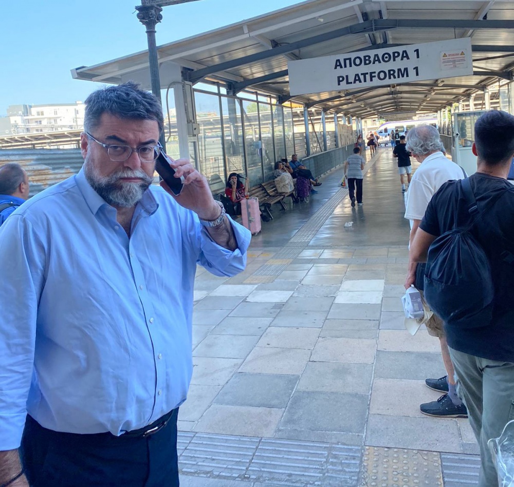 Αυτοψία του Βασίλη Οικονόμου στους σταθμούς Αθηνών και Αχαρνών του ΟΣΕ