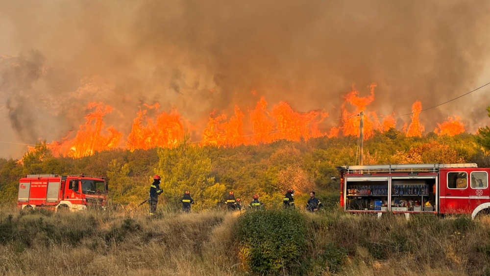 Στο Πεντελικό όρος η φωτιά - Εκκένωση οικισμών και δύο νοσοκομείων