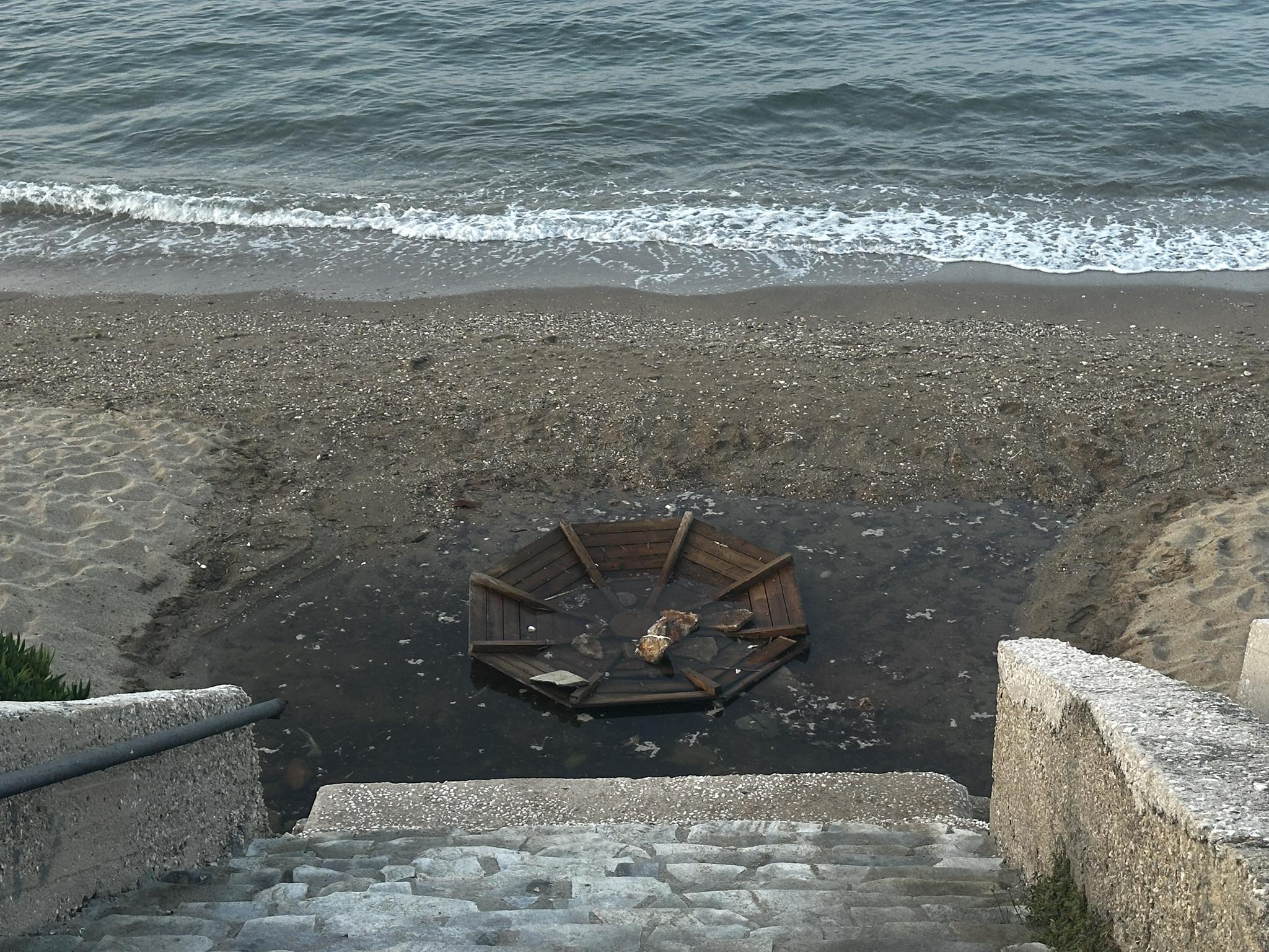 (Παραλία Νέας Μάκρης, κάτω από το ξενοδοχείο «ΝΗΡΕΑΣ» (Παραλία Νέας Μάκρης, κάτω από το ξενοδοχείο «ΝΗΡΕΑΣ»