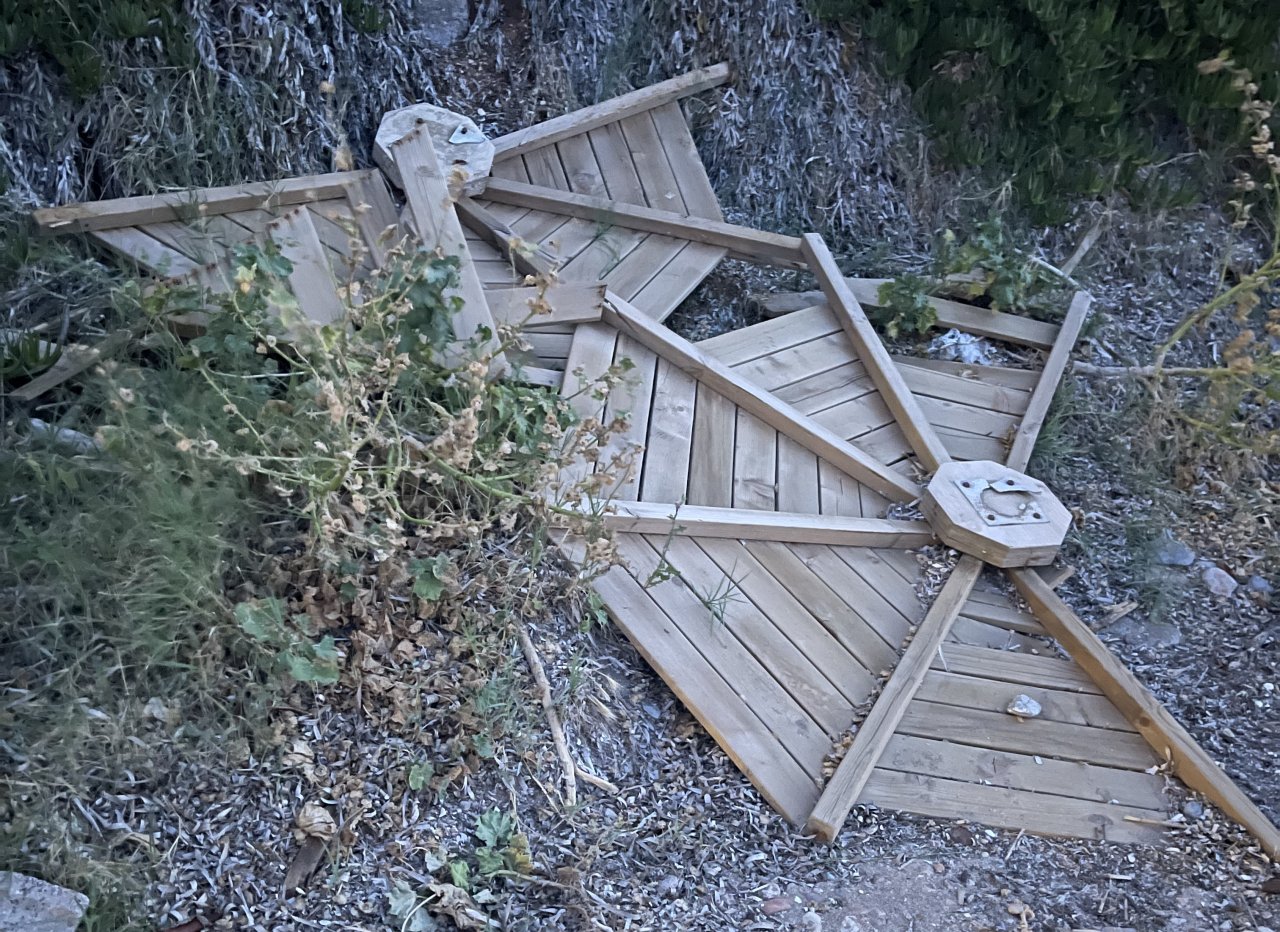 (Παραλία στο Μάτι, κάτω από 2 ξενοδοχεία της περιοχής) (Παραλία στο Μάτι, κάτω από 2 ξενοδοχεία της περιοχής)
