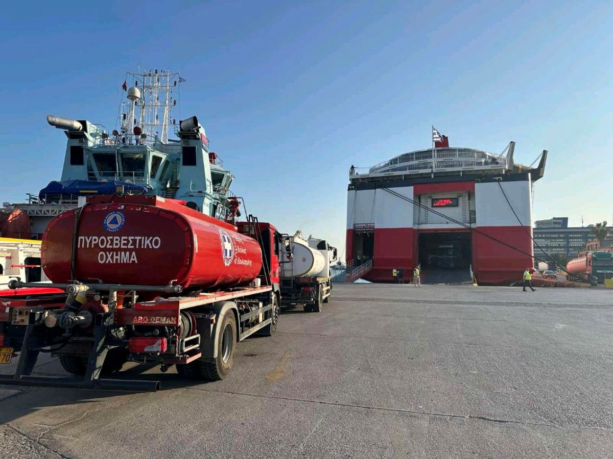 Πυροσβεστικό όχημα του Δήμου Βάρης Βούλας Βουλιαγμένης στη Χίο