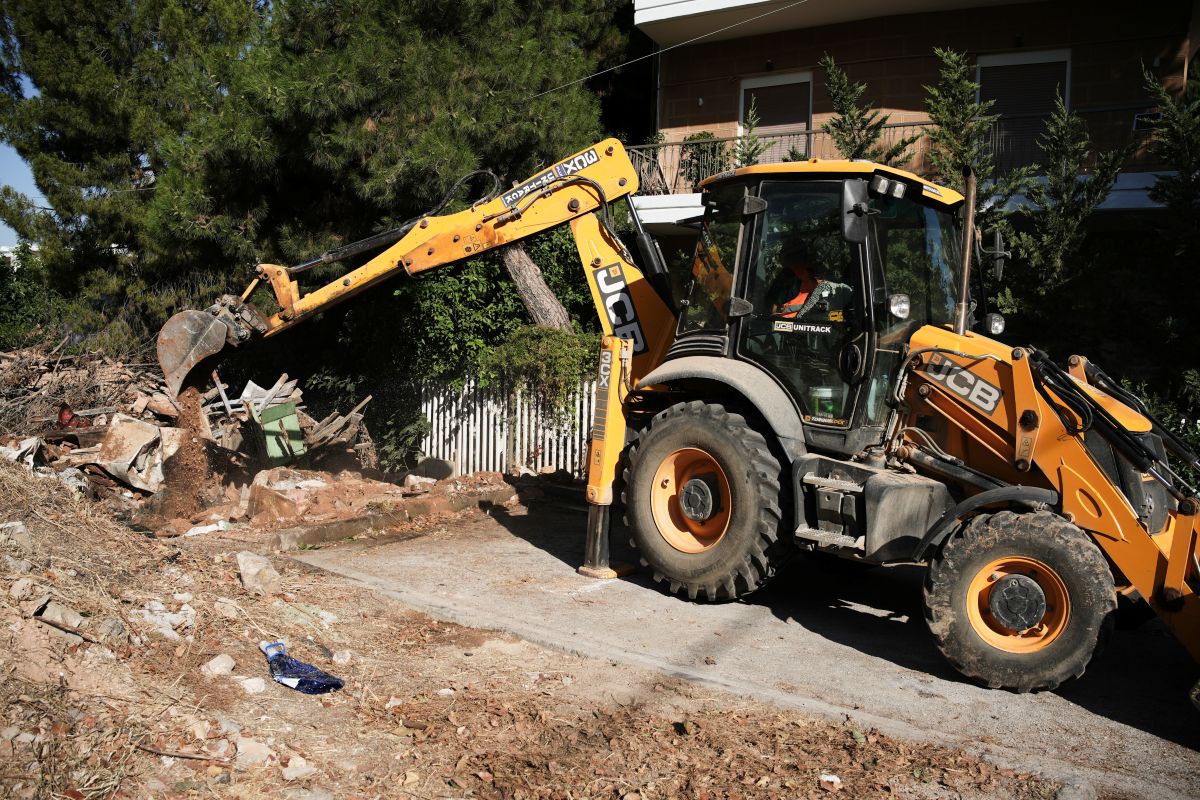 Κατεδαφίζονται 70 ετοιμόρροπα κτίρια στην Αθήνα (ΦΩΤΟ+video)