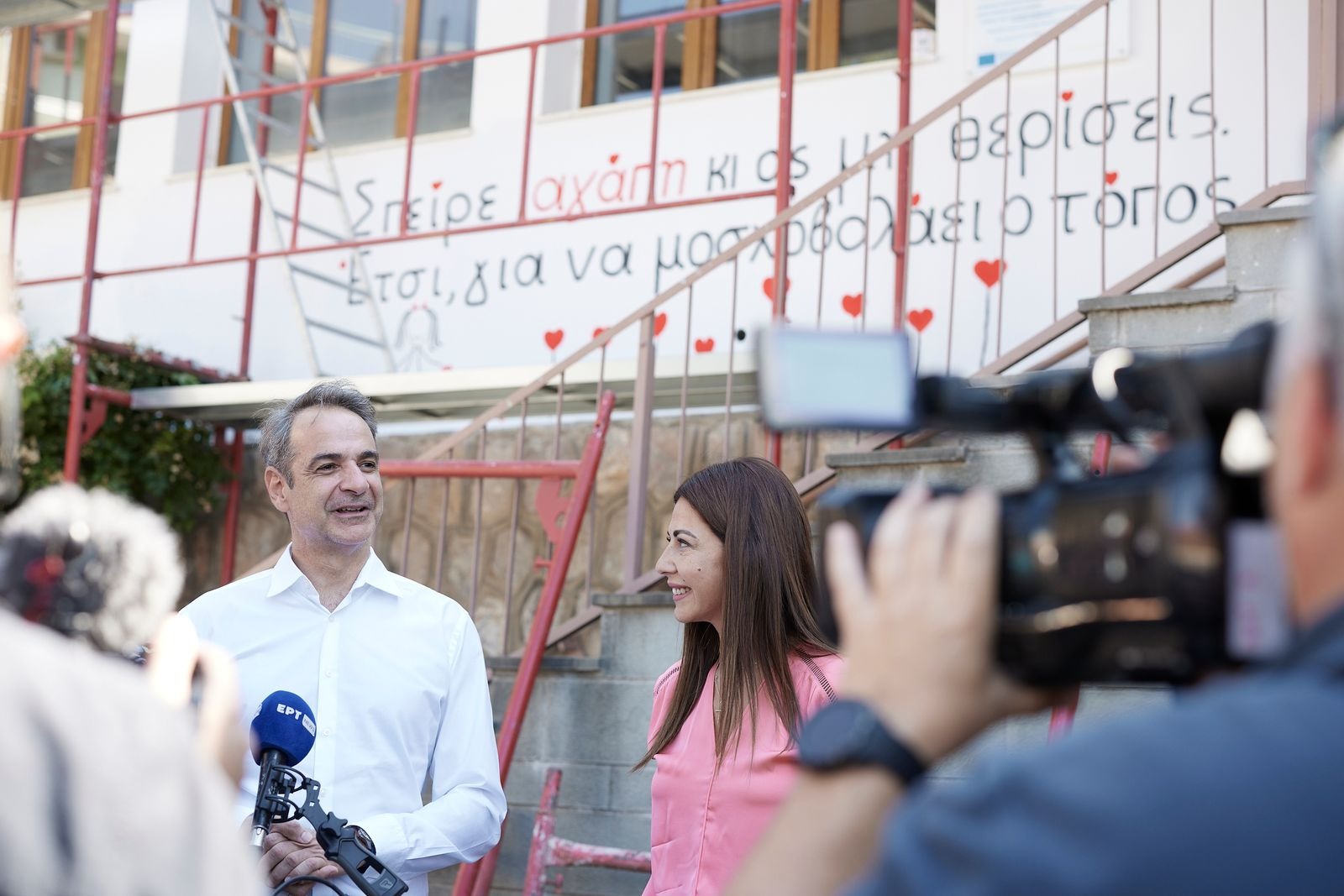 Επίσκεψη του Κυριάκου Μητσοτάκη στο 2ο Δημοτικό Σχολείο και το Αθλητικό Κέντρο Καρπενησίου