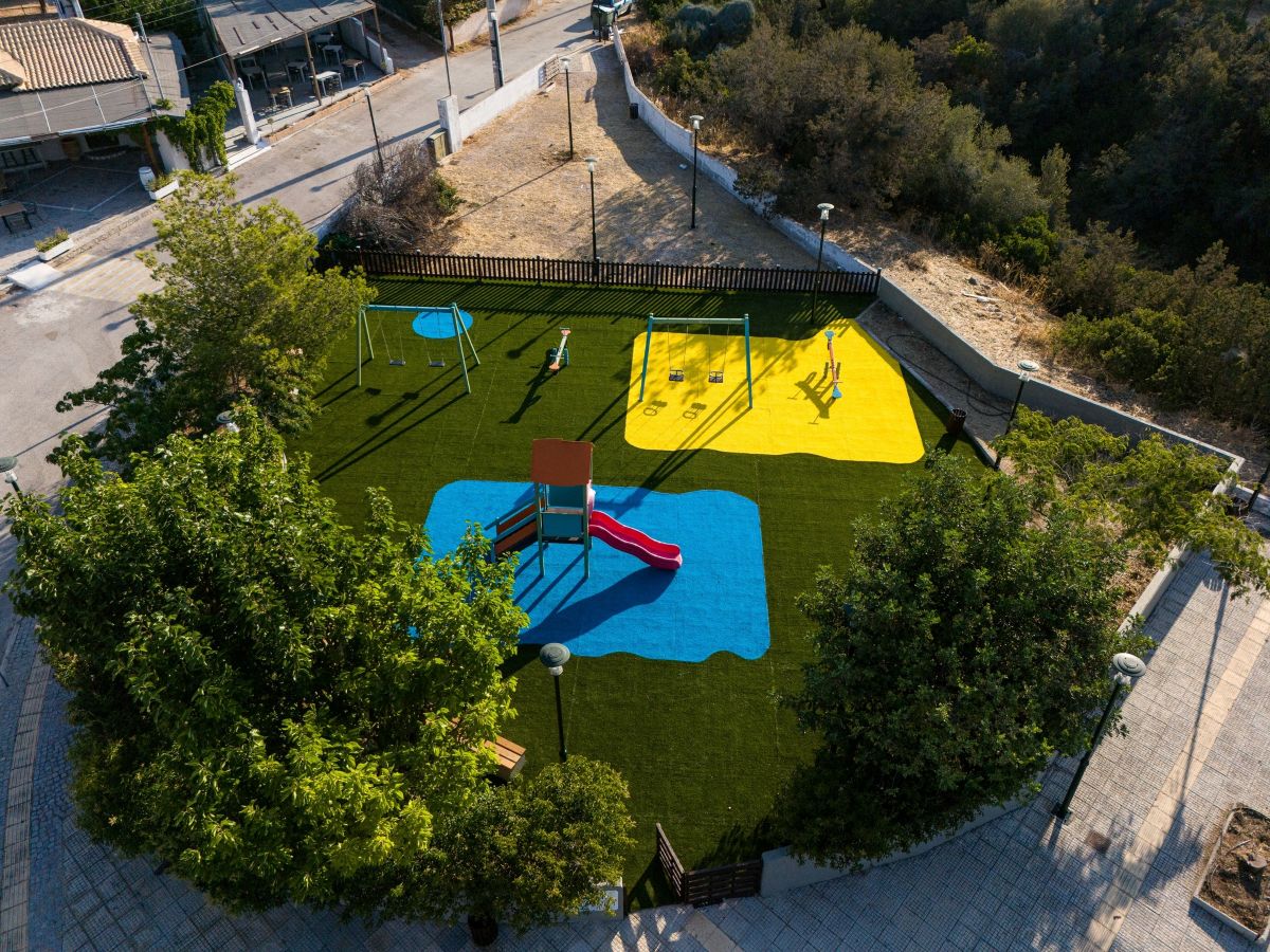 Δήμος Σαρωνικού: Ολοκληρώθηκε η ανάπλαση της παιδικής χαράς στο Θυμάρι