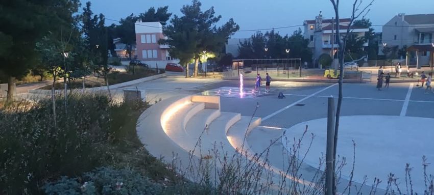 Πλατεία Διώνης: Η πολιτική της φωτογραφίας και η αλήθεια
