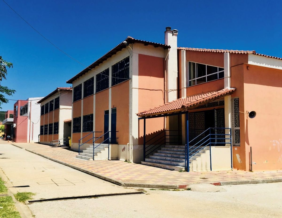 Μαζική συγκέντρωση κατά της συγχώνευσης των δύο τάξεων του Δημοτικού Σχολείου Μαραθώνα (photo)