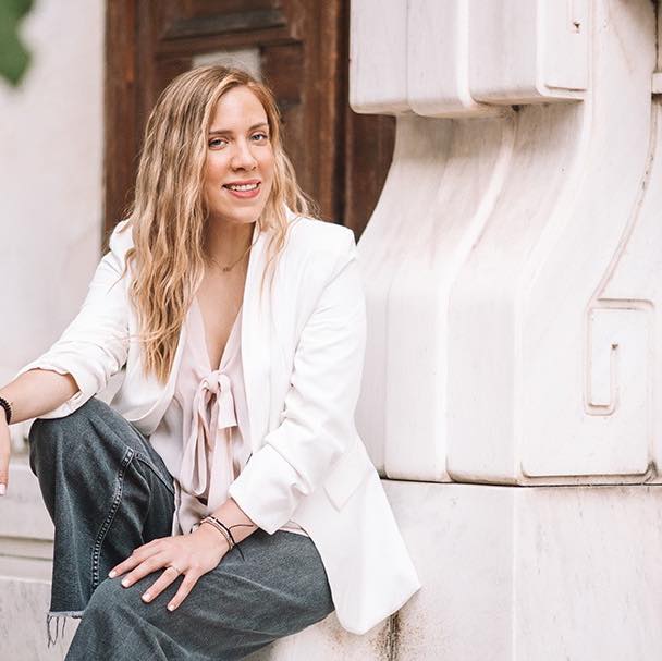 Ρωξάνη Μπέη: Ποιος δουλεύει ποιον