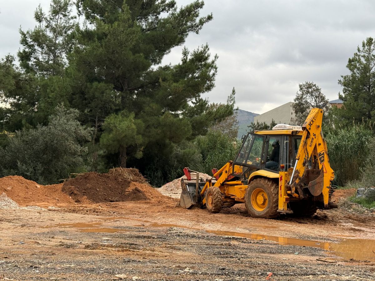 «Παράνομο μπάζωμα» στην Νέα Μάκρη - Σιγή ιχθύος από τον Δήμο Μαραθώνα και την Παράταξη ΕΜΕΙΣ (photo)