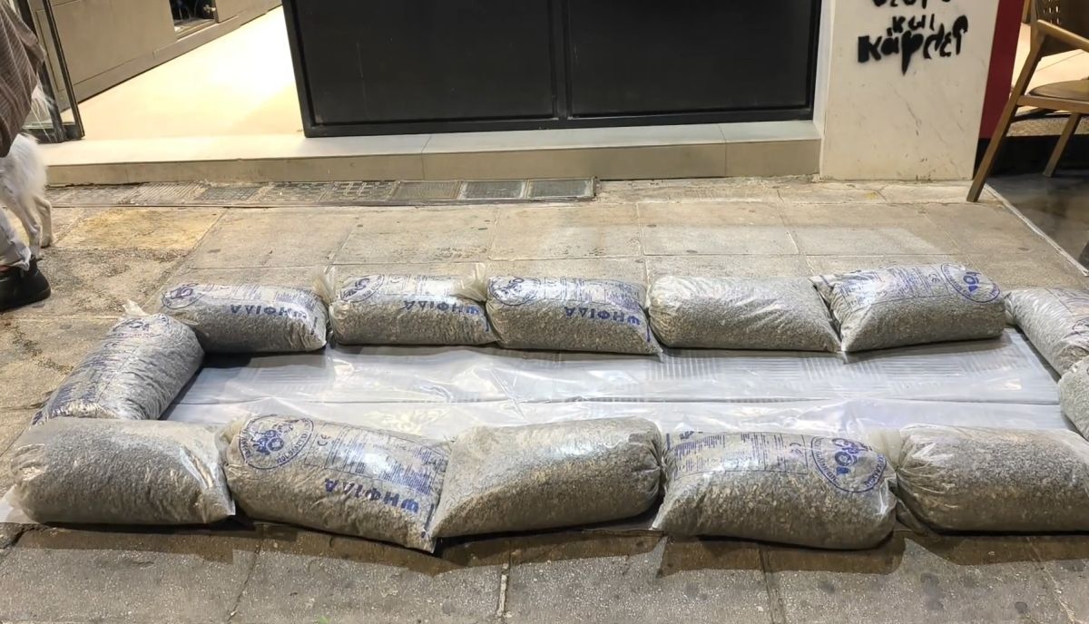 Γιατί σκεπάζουν τις μεταλλικές σχάρες στα πεζοδρόμια της Αθήνας λόγω κακοκαιρίας