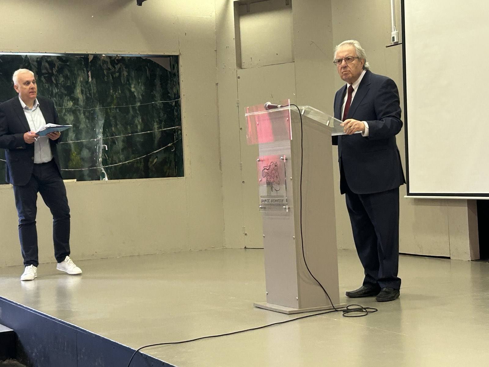 Μαθητές του Δήμου Διονύσου συζητούν με τον Γιώργο Μπαμπινιώτη