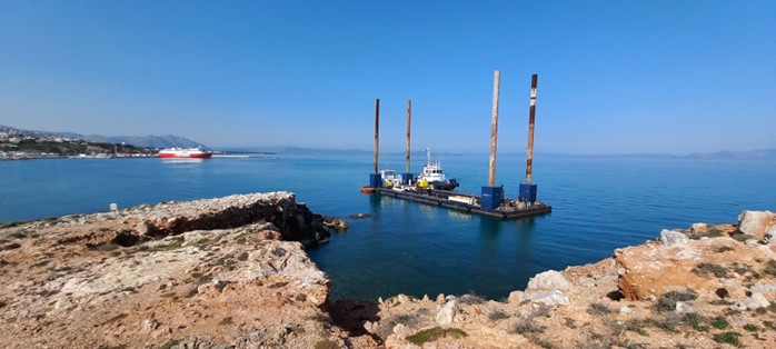 Ραφήνα: «Η περίεργη πλωτή πλατφόρμα στο λιμάνι και η εκκωφαντική σιωπή των τοπικών αρχών»