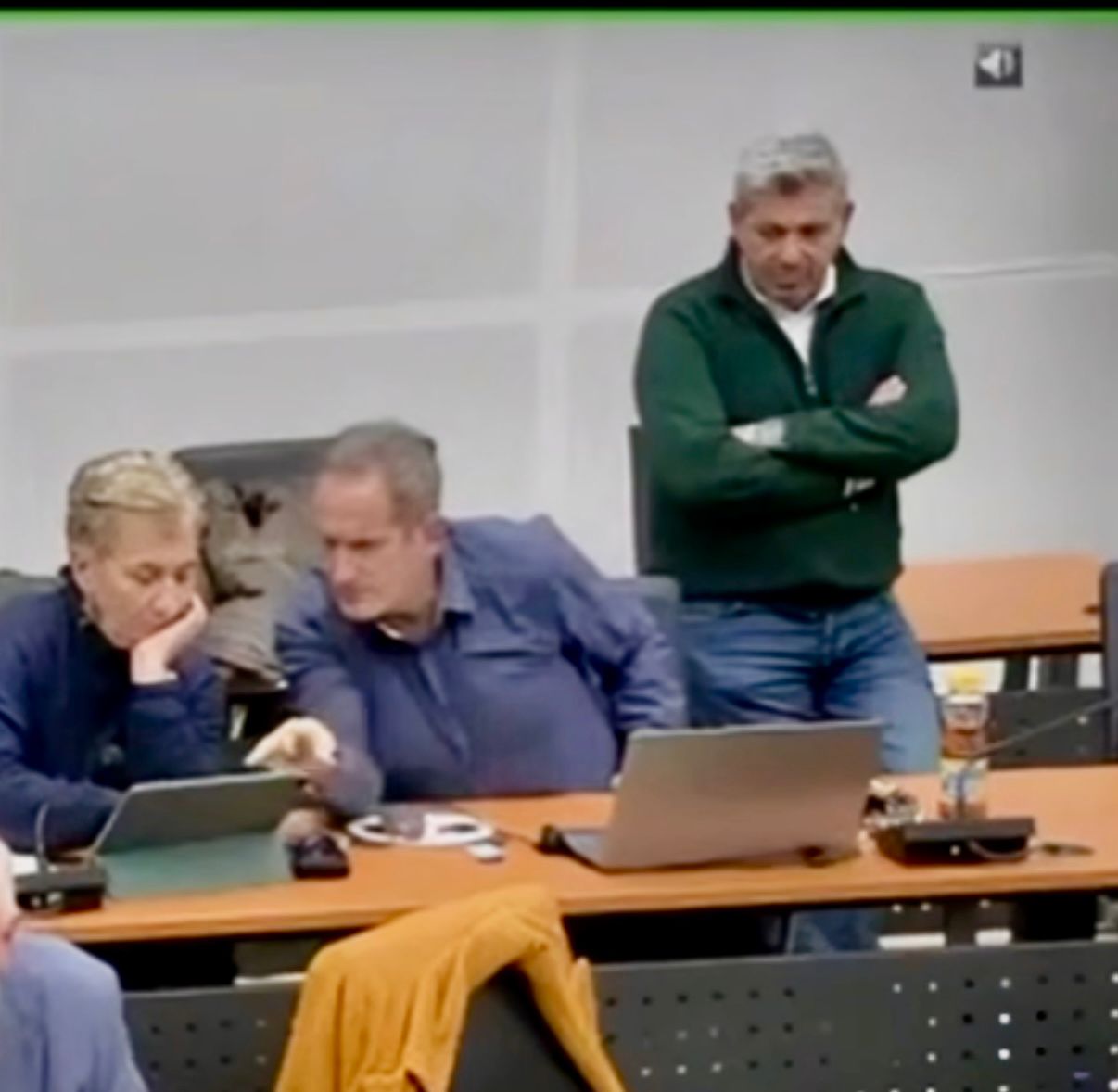 Αντιδήμαρχος του Αηδόνη πιάστηκε στην κάμερα να παρακολουθεί σύμβουλο του Σμέρου (video)