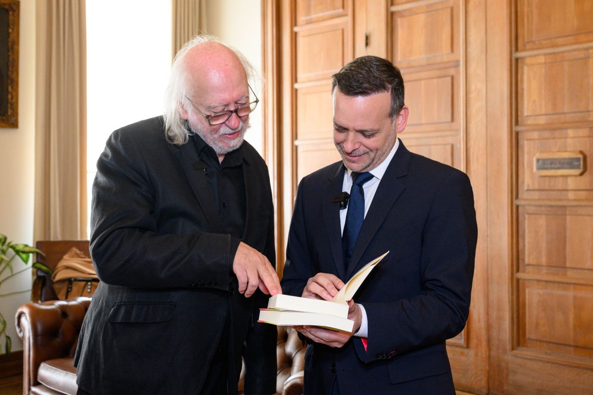 Λάσλο Κρασναχορκάι: Με το Μετάλλιο του Δήμου Αθηναίων τιμήθηκε ο Νομπελίστας Λογοτεχνίας 2025 (photo)