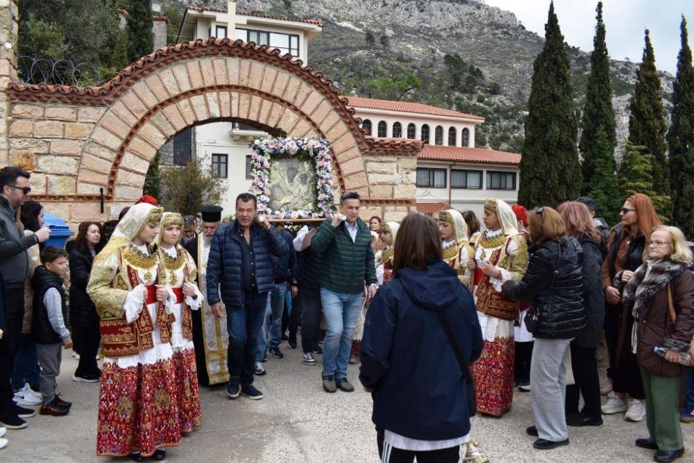 Με τιμές και θρησκευτική κατάνυξη αναβίωσε το έθιμο των προγόνων στη Φυλή (photo+video)