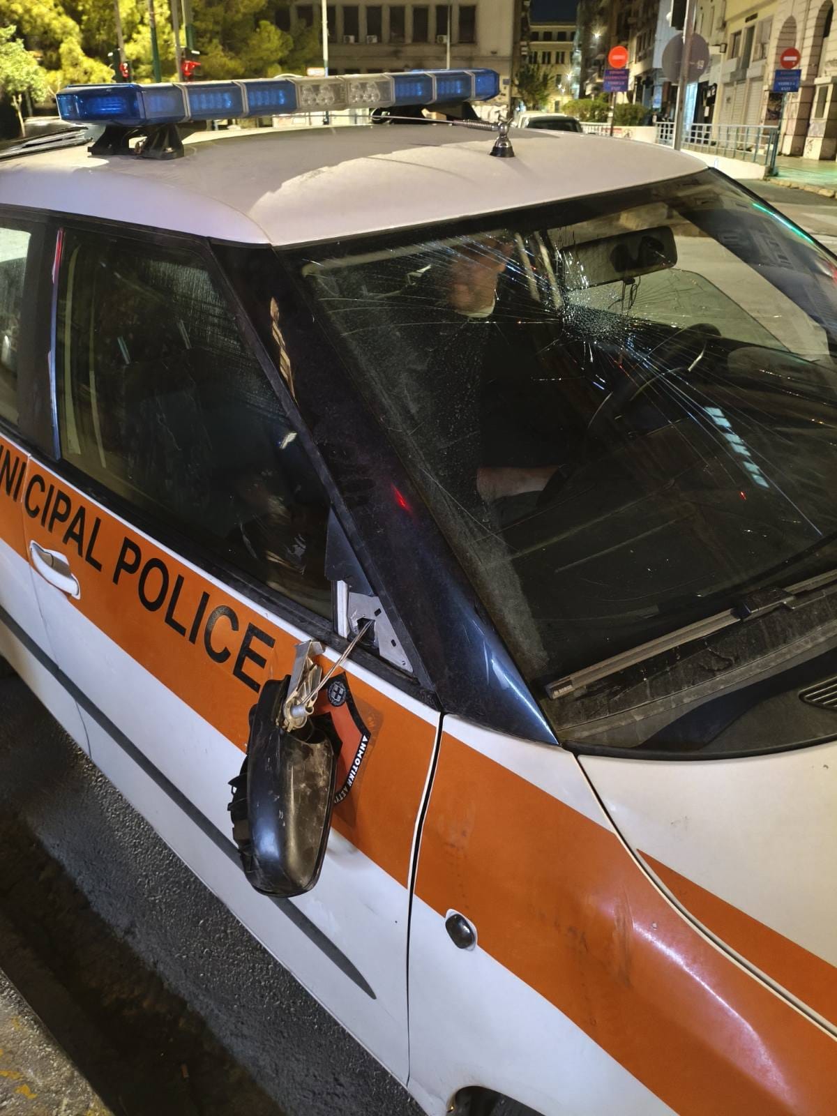 Δήμος Αθηναίων: Απρόκλητη επίθεση σε υπηρεσιακό όχημα της Δημοτικής Αστυνομίας κατά τη διενέργεια ελέγχων (photo)