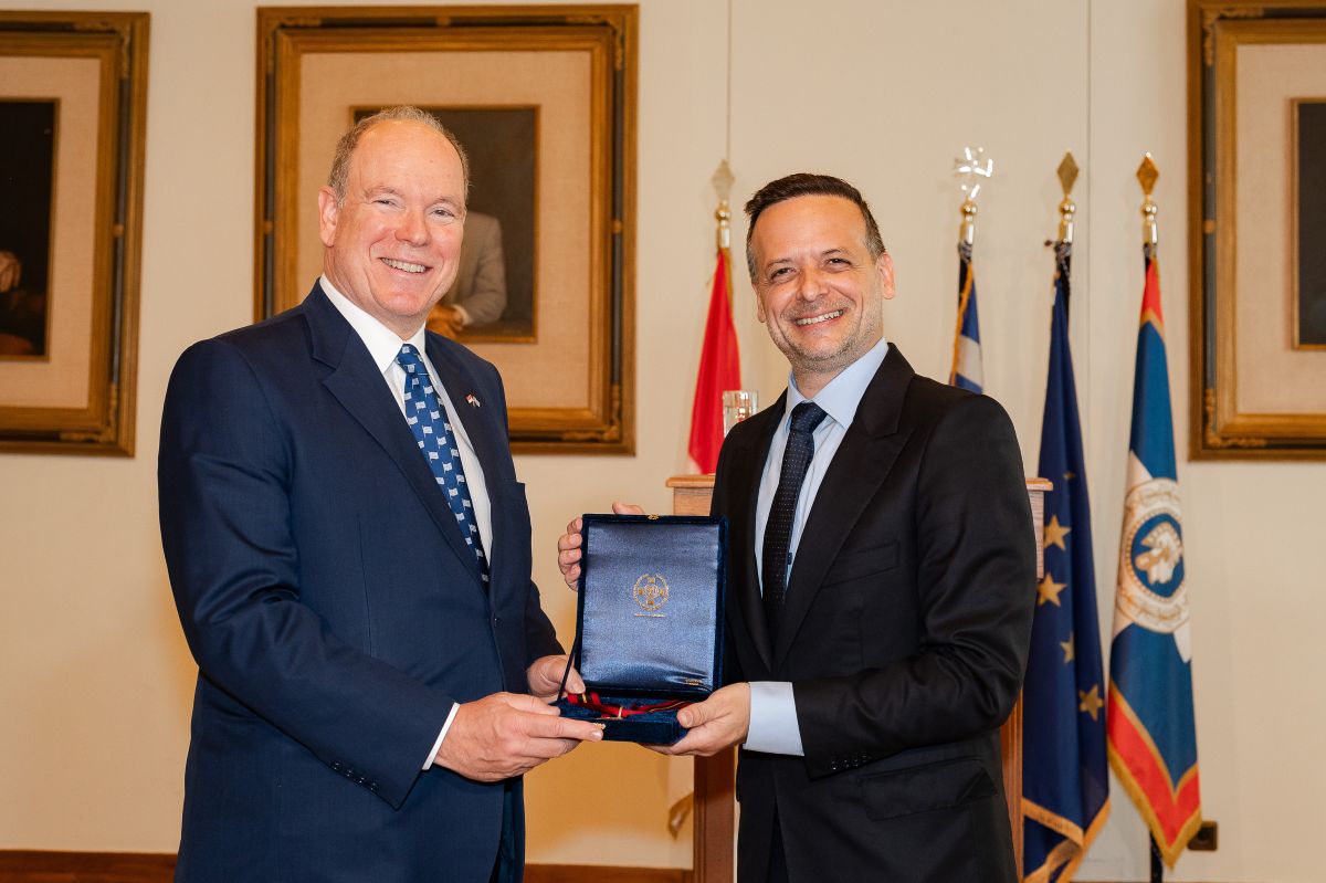 Ο Χάρης Δούκας απένειμε το Μετάλλιο του Δήμου Αθηναίων στον Πρίγκιπα Αλβέρτο Β' του Μονακό για την περιβαλλοντική του δράση (photo)