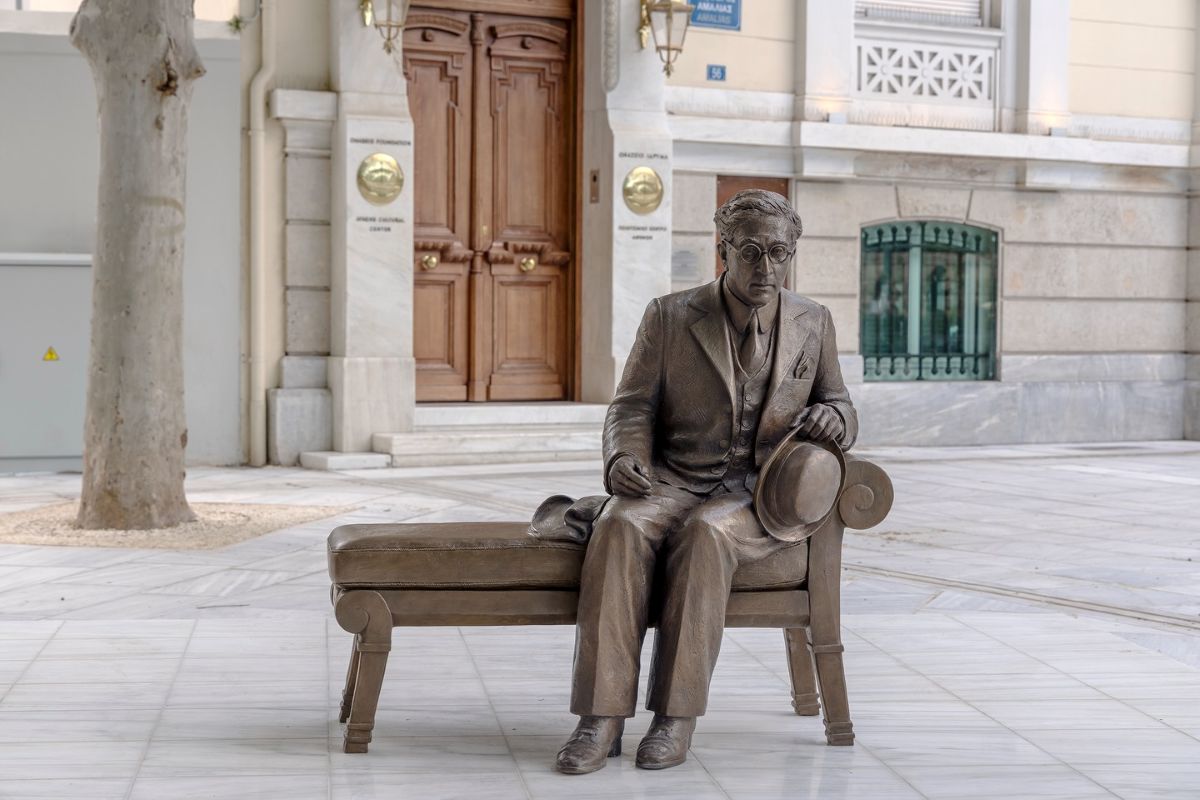 Πραξιτέλης Τζανουλίνος: Έκανα πολλή παρέα... με τον Καβάφη για να φτιάξω το γλυπτό (photo)