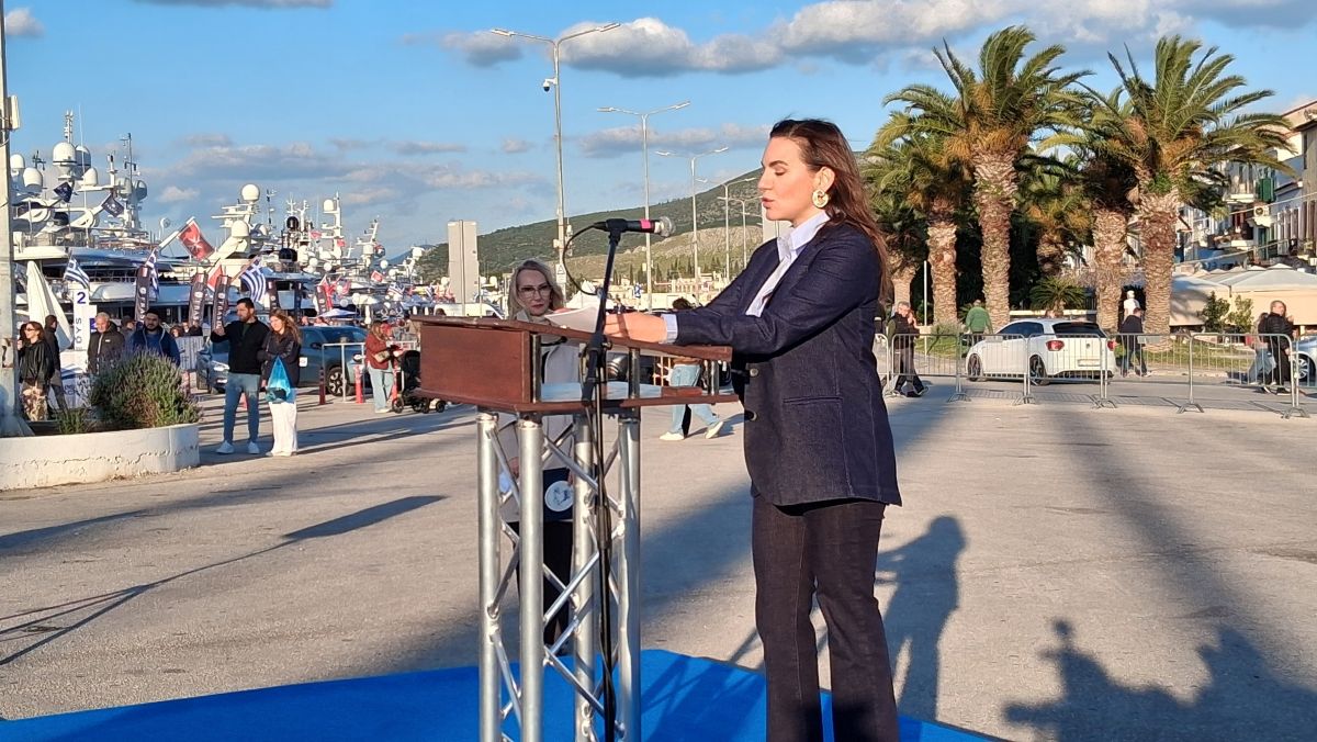 Η Όλγα με το «χρυσό» portfolio και τις ινσταγκραμικές πόζες (photo+video)