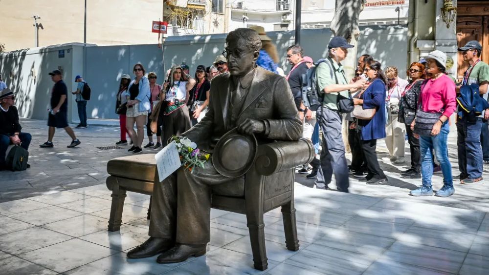 Αδηφάγοι από την Όλγας μέχρι το... παγκάκι του Καβάφη: Πρώτα τα πολεμούν και μετά πανηγυρίζουν