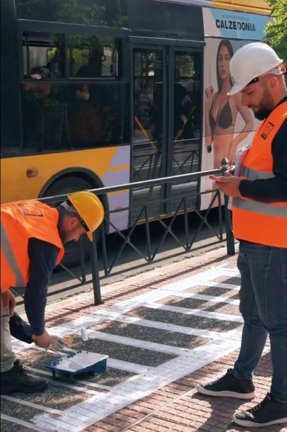 Τι είναι αυτές οι λευκές γραμμές στα πεζοδρόμια της Αθήνας - Τι συμβολίζουν, σε τι χρησιμεύουν