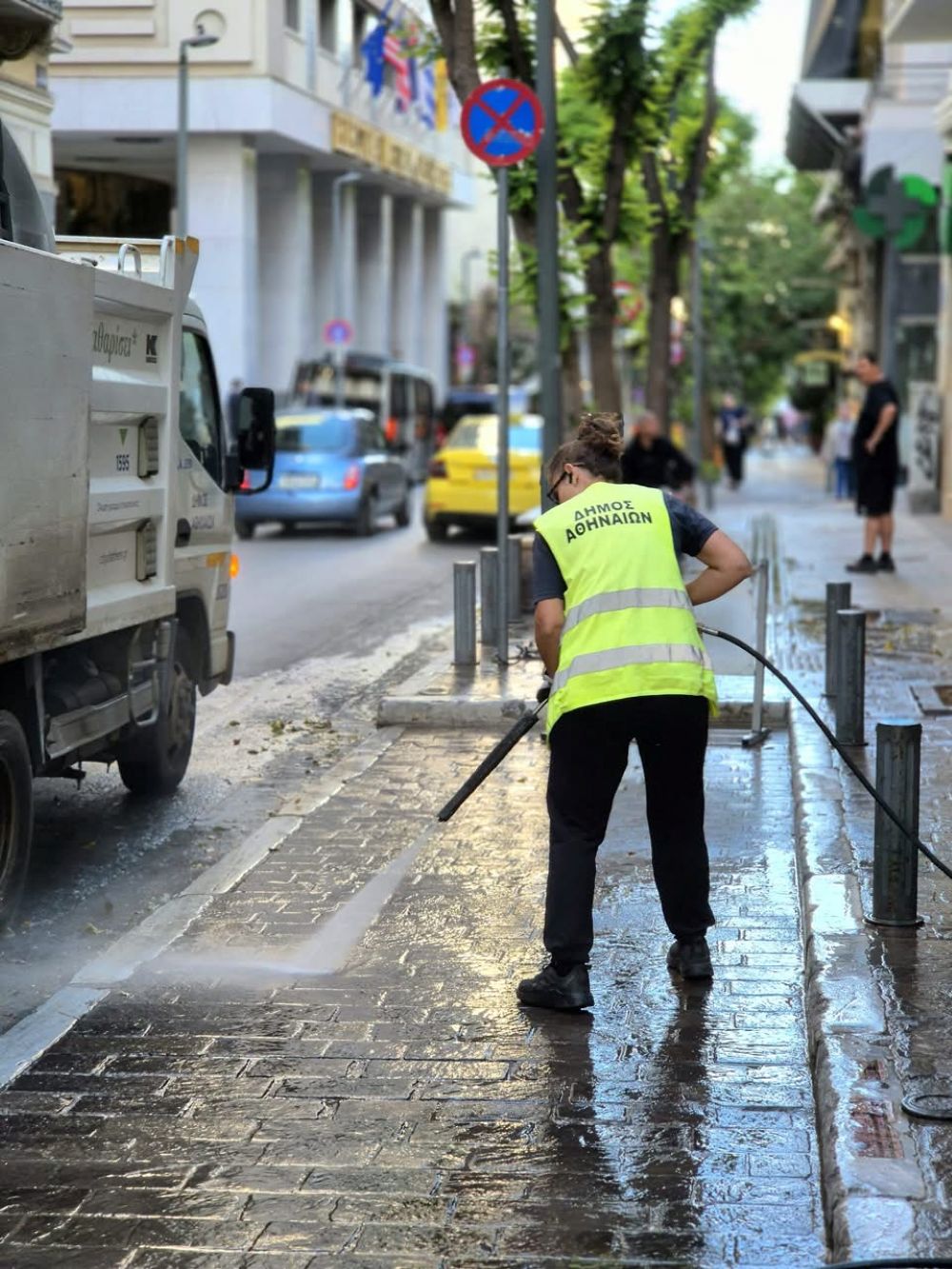 Κυριακάτικη καθαριότητα στο εμπορικό κέντρο των Αθηνών (photo)