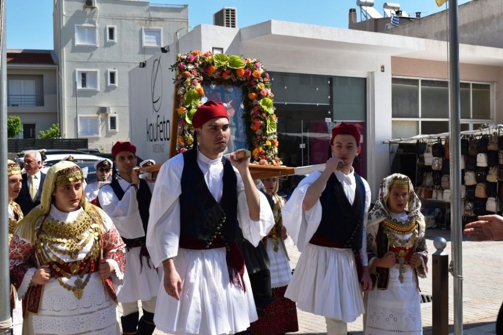 Άνω Λιόσια: Αρβανίτικη Παράδοση στην μεγαλόπρεπη Λιτάνευση των Πολιούχων Αγίων Κωνσταντίνου και Ελένης