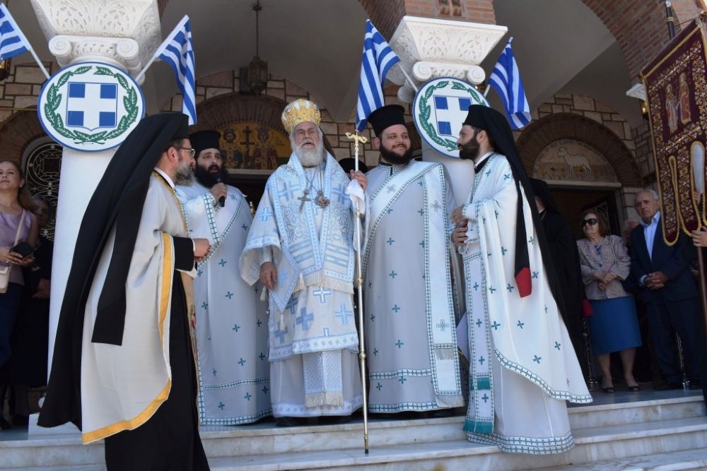 Άνω Λιόσια: Αρβανίτικη Παράδοση στην μεγαλόπρεπη Λιτάνευση των Πολιούχων Αγίων Κωνσταντίνου και Ελένης Άνω Λιόσια: Αρβανίτικη Παράδοση στην μεγαλόπρεπη Λιτάνευση των Πολιούχων Αγίων Κωνσταντίνου και Ελένης