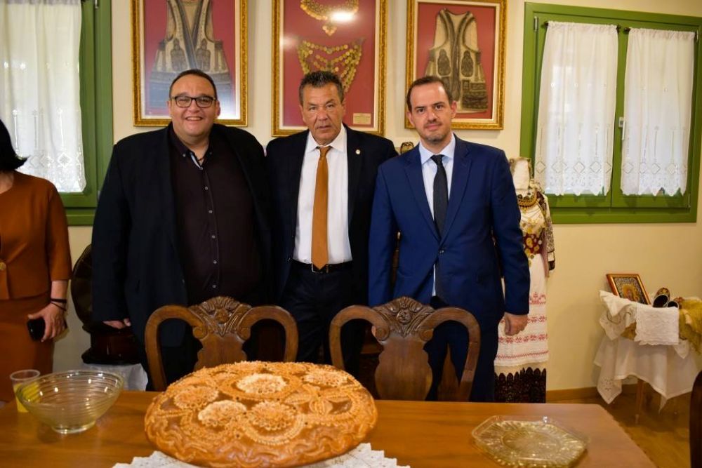 Με παραδοσιακούς λουκουμάδες το πατροπαράδοτο κέρασμα στη Λαογραφική Στέγη της Γρίζας (photo)