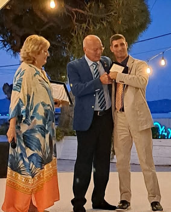Επίτιμο μέλος του Ροταριανού Ομίλου Μαραθώνα - Νέα Μάκρη Επίτιμο μέλος του Ροταριανού Ομίλου Μαραθώνα - Νέα Μάκρη