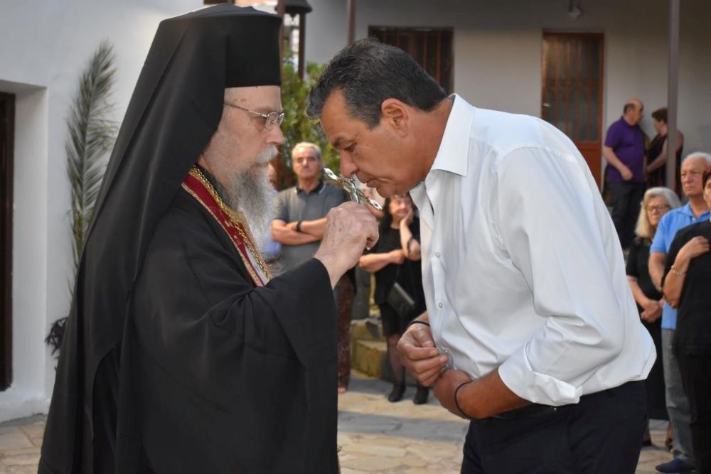 Πλήθος πιστών στην λιτάνευση της εικόνας του Αγίου Πέτρου Φυλής (photo)