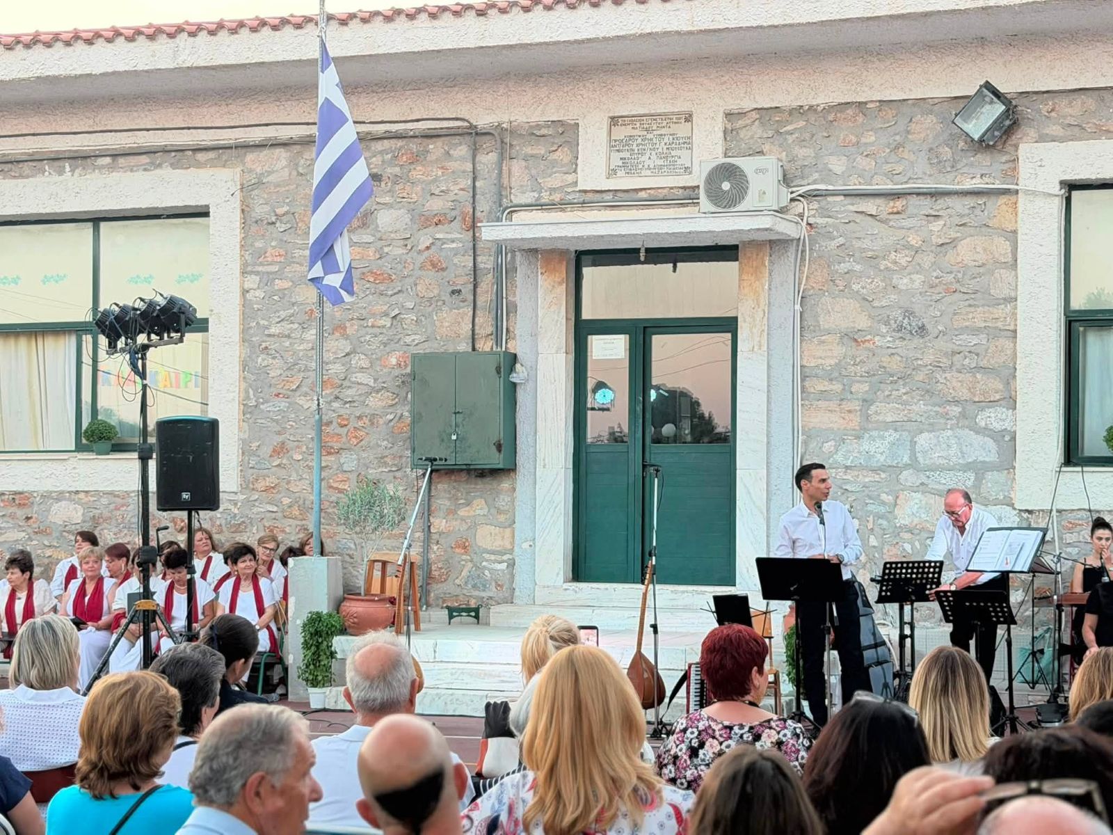 Καθρεφτάκια στους ιθαγενείς προς άγραν ψήφων