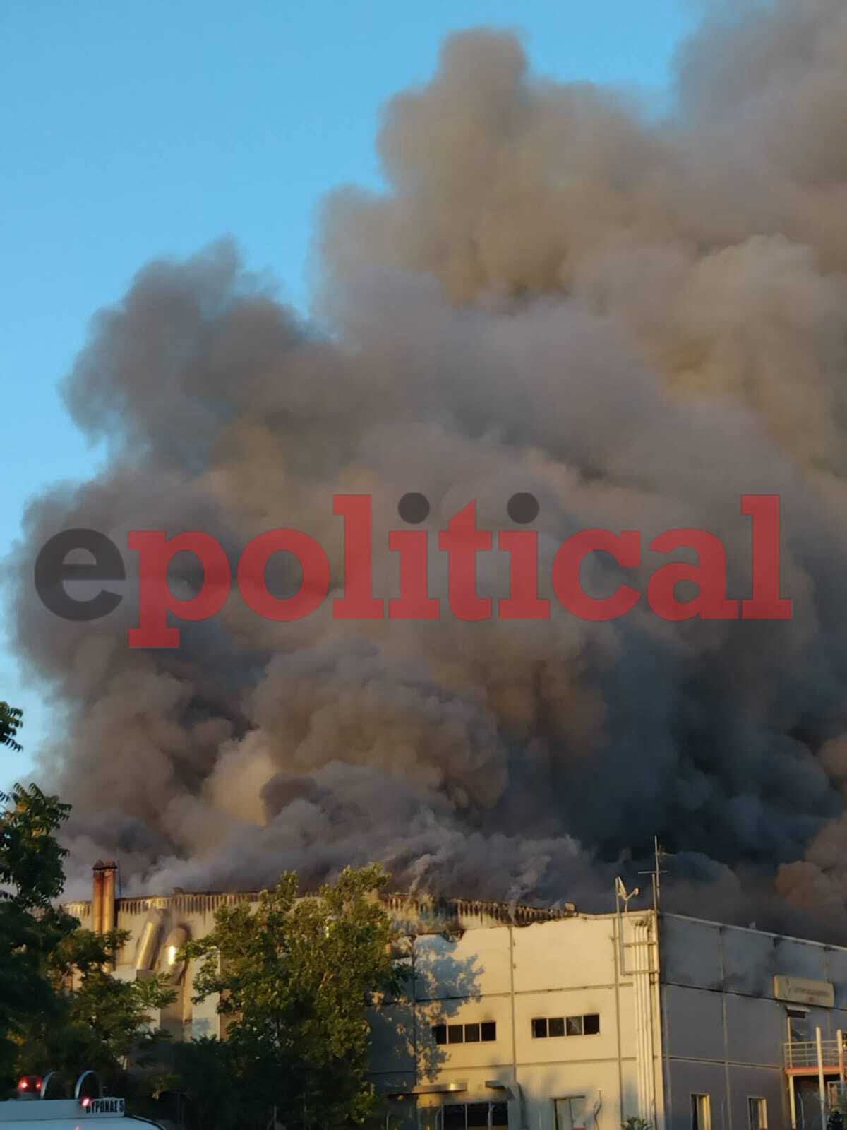 Δήμος Αθηναίων: Τρεις υδροφόρες στη φωτιά στο Γουδή