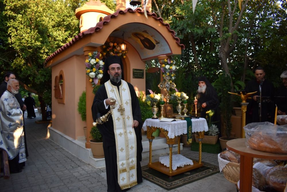Πλήθος πιστών στη λιτάνευση της εικόνας του Αγίου Παϊσίου του αγιορείτη στη Ζωφριά (photo)