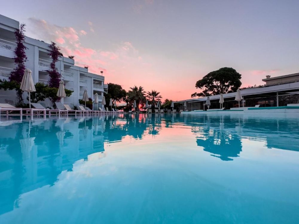 Tι γυρεύει η Brown Hotels στον Μαραθώνα;