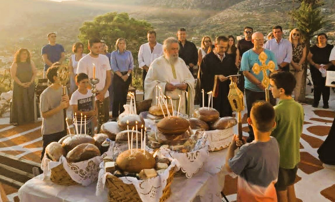 Σε κλίμα κατάνυξης ο Εσπερινός στο γραφικό εκκλησάκι του Προφήτη Ηλία στη Φυλή (photo)